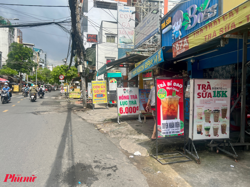 Một tiệm trà treo biển hồng trà, lục trà giá 6.000 đồng/ly .