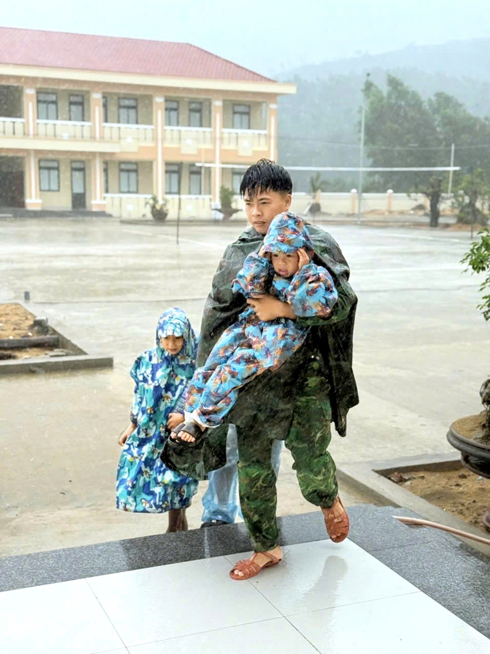 Miền Trung lại đương đầu với những trận bão, lũ mới Lực lượng chức năng đưa trẻ em ở phường Sa Huỳnh, tỉnh Quảng Ngãi đến nơi tránh bão - ẢNH: M.P.