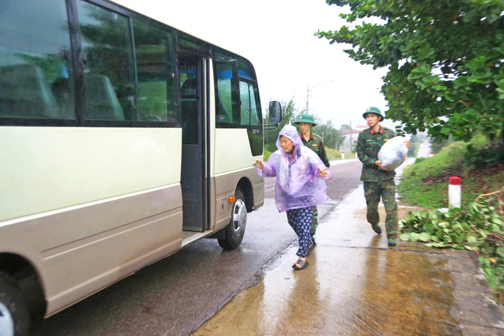 Miền Trung lại đương đầu với những trận bão, lũ mới Cán bộ, chiến sĩ sư đoàn 2 thuộc Quân khu 5 hỗ trợ người dân các xã ven biển tỉnh Gia Lai di dời tránh bão ẢNH: SÔNG HÀN