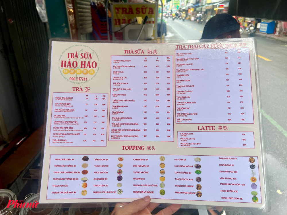 Menu cửa hàng cũng khá đa dạng trà sữa, hồng trà và các loại topping đi kèm.