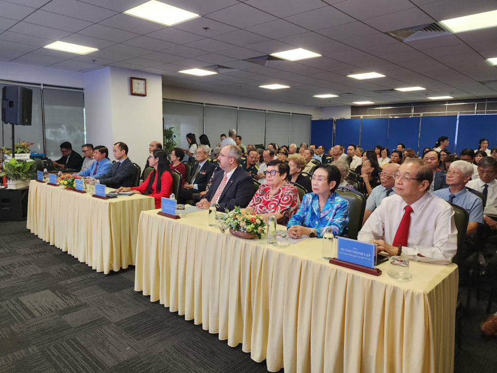 Buổi họp mặt diện ra trong bầu không khí trang trọng và ấm áp