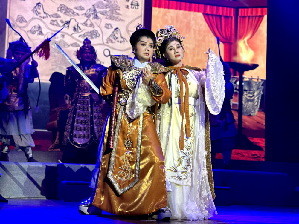 Xã hội hóa sân khấu: Đã đến lúc thay đổi cách nghĩ, cách làm Vở cải lương Câu thơ yên ngựa được tái dựng trên sân khấu cải lương Đại Việt. Đây là sân khấu tư nhân có nhiều vở diễn đề tài lịch sử, đấu tranh cách mạng - ẢNH: T.V.