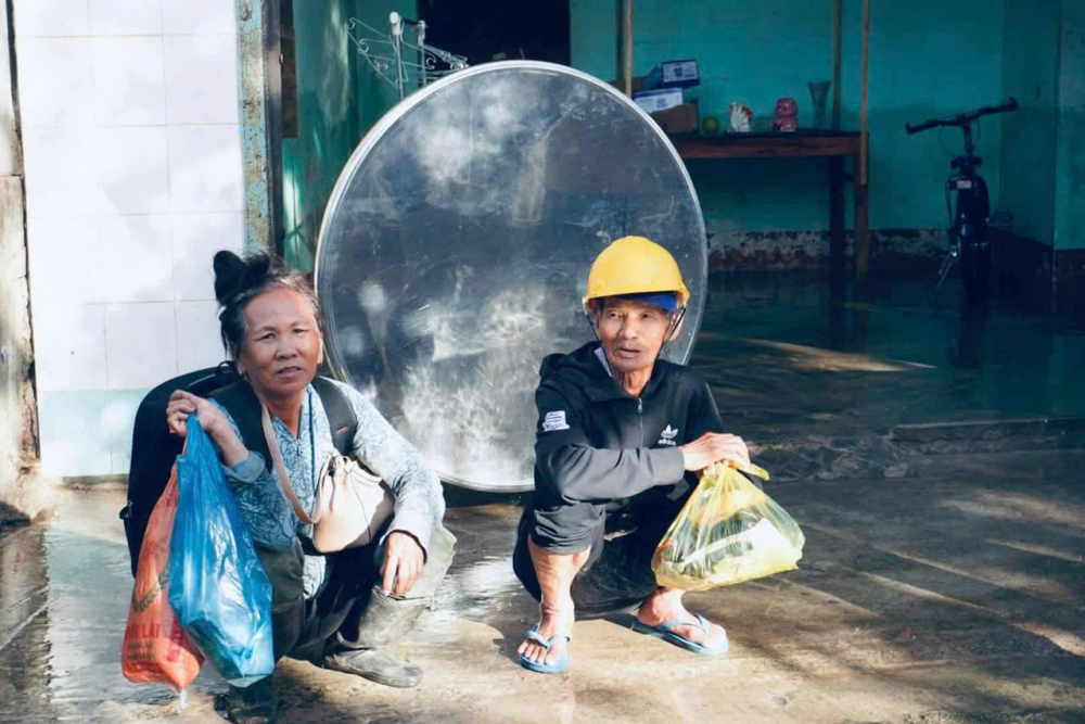 Bão tan nhưng lũ chưa rút, người dân chưa thể về nhà