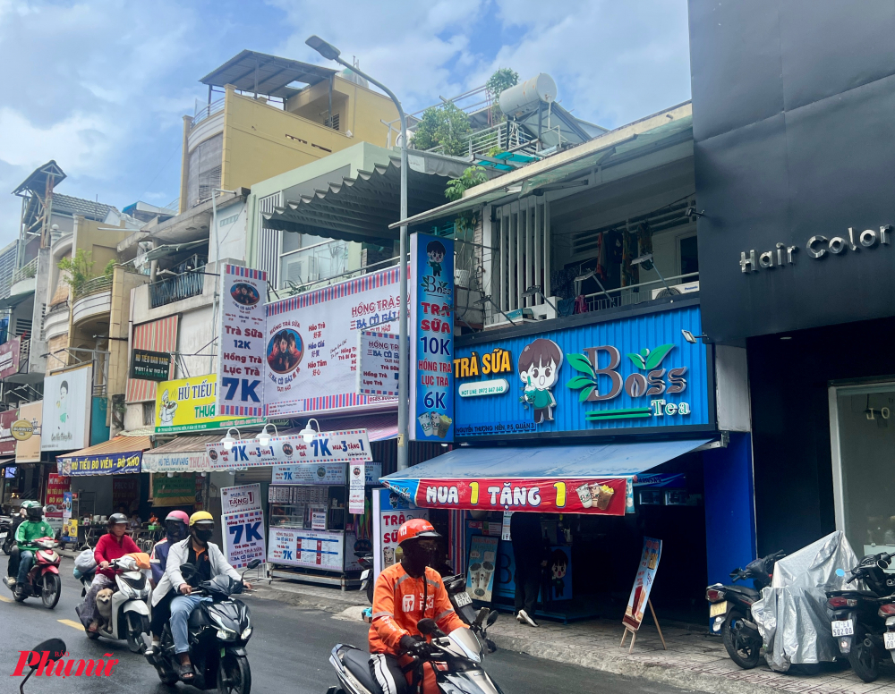 Tương tự một cụm các tiệm trà sữa giá rẻ mới mở tại đường Nguyễn Thượng Hiền - 'thiên đường' ăn uống với nhiều hàng quán, đông đảo shipper giao hàng. Theo các chuyên gia, việc 