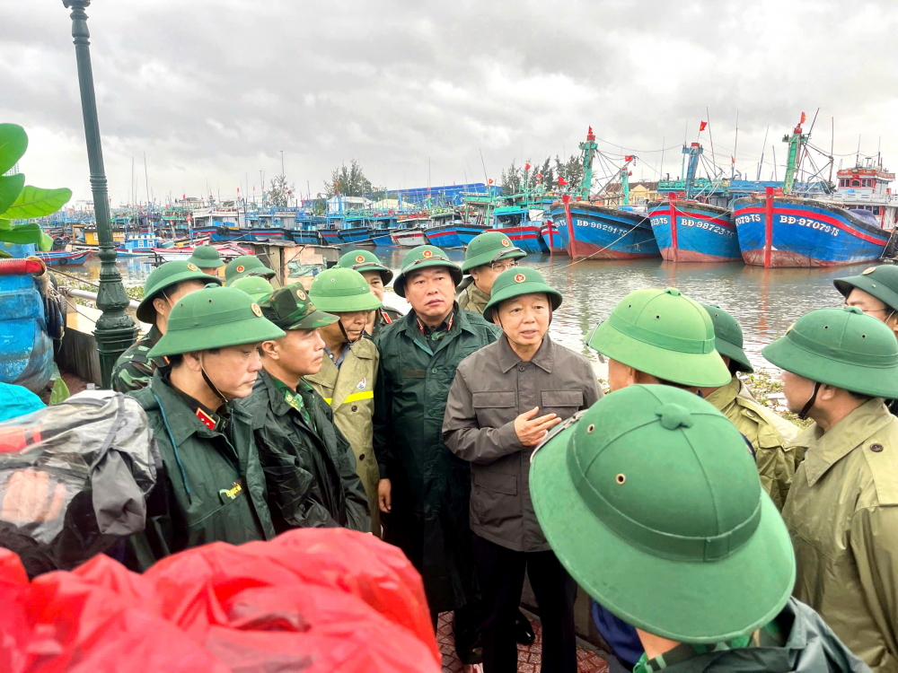 Miền Trung lại đương đầu với những trận bão, lũ mới Phó thủ tướng Chính phủ Trần Hồng Hà và đoàn công tác của Chính phủ trực tiếp kiểm tra công tác phòng, chống bão tại tỉnh Gia Lai ẢNH: SÔNG HÀN
