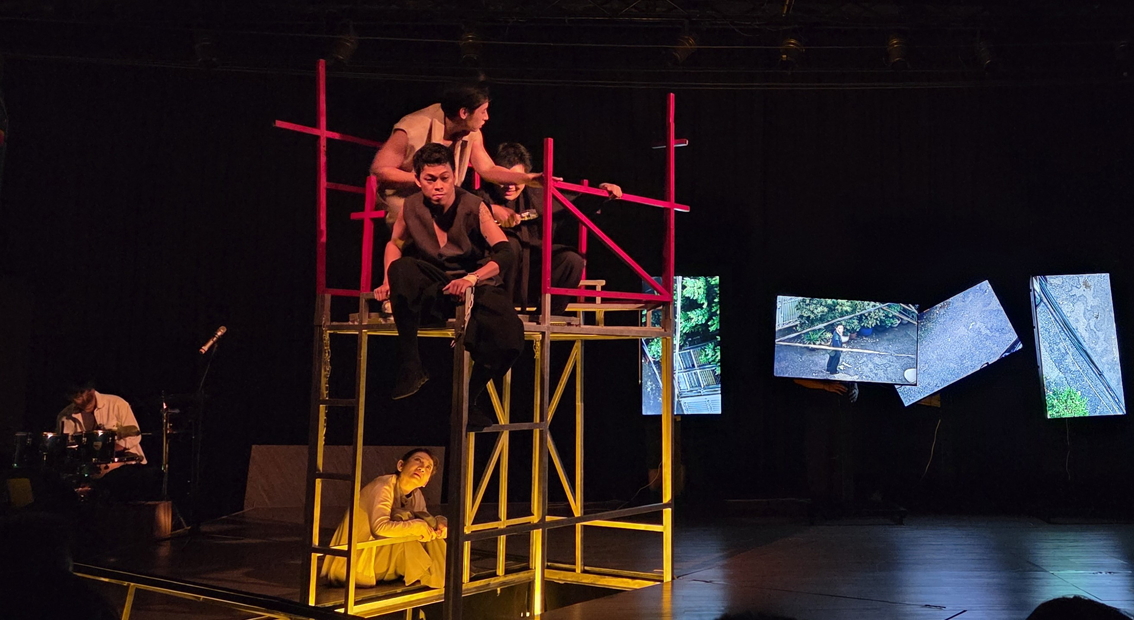 Thiết kế sân khấu tháo lắp tại chỗ cùng hệ thống màn hình như nhân vật trong vở diễn là điểm đặc sắc trong dàn dựng của Ảo quan - ẢNH: NGỌC TUYẾT