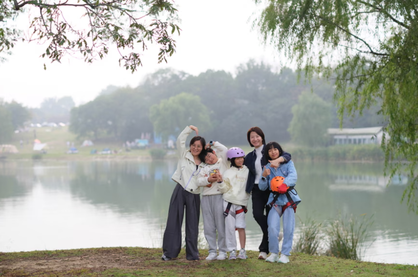 Các bà mẹ đơn thân Zhu Danyu, thứ hai bên trái, và Fei Yuan cùng các con của họ. Các gia đình sống cùng nhau ở Nam Kinh, Trung Quốc, vì vậy họ có thể chia sẻ và quản lý những rủi ro và áp lực của cuộc sống, Zhu nói. Ảnh: Ding Gang/The Guardian