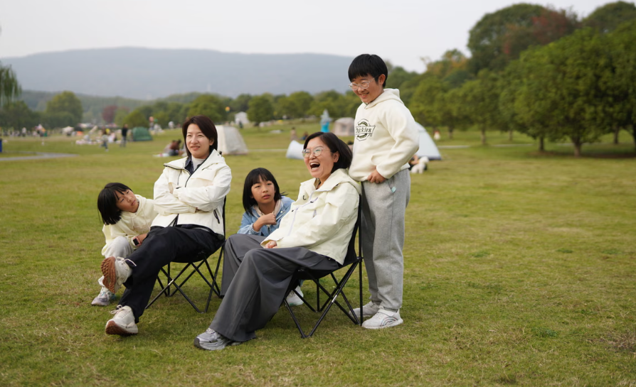 Từ 2 bà mẹ đơn thân, họ tìm đến nhau như những người bạn, người cùng cảnh ngộ để chia sẻ việc chăm dạy con