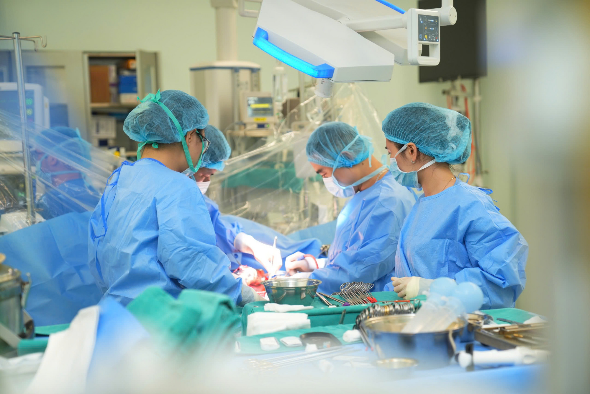 Các bác sĩ tiến hành ca ghép gan thứ 300 tại bệnh viện - ảnh: Bệnh viện cung cấp