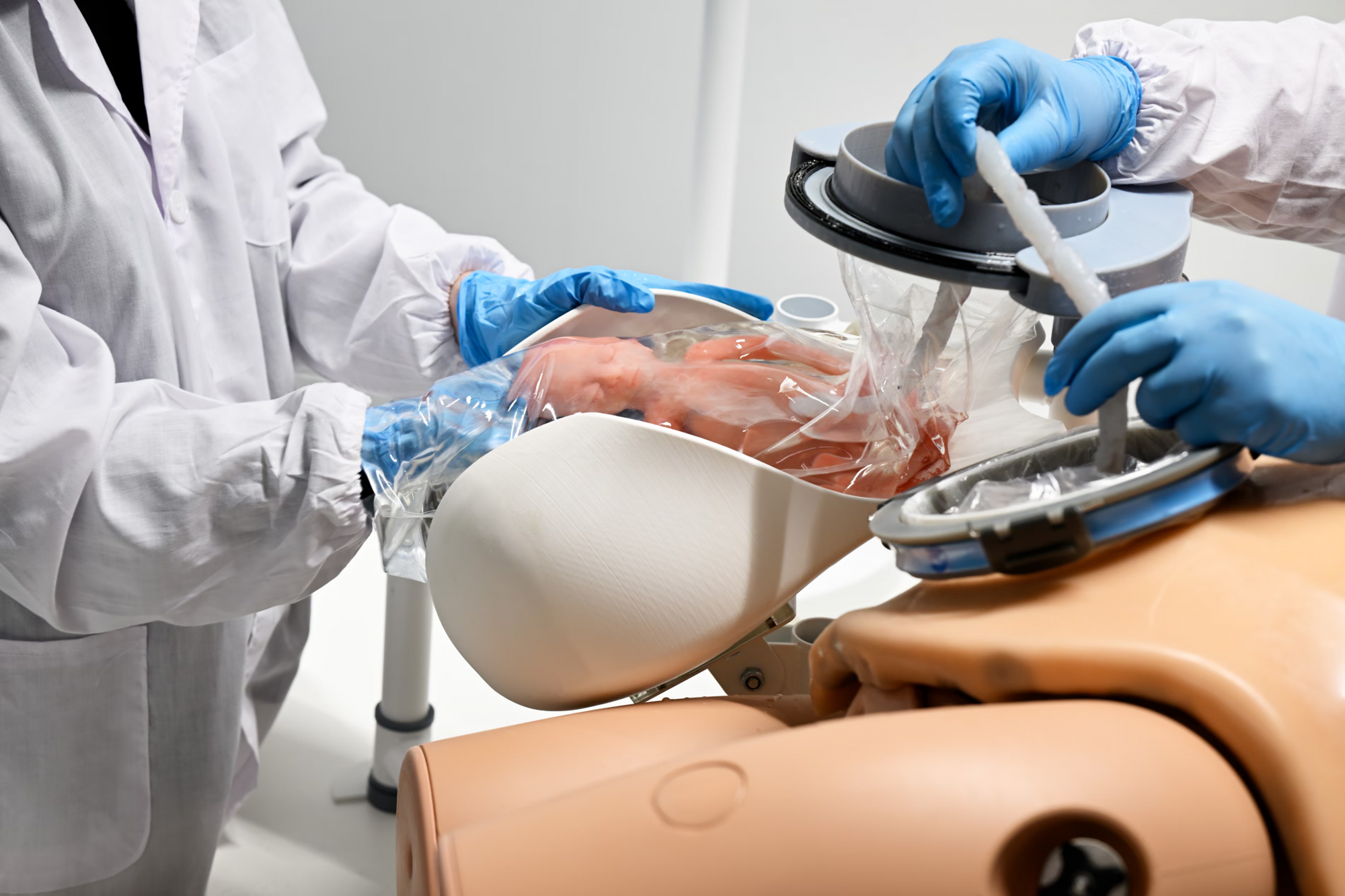 Bác sĩ Myrthe van der Ven và bác sĩ Frans van de Vosse đang thử nghiệm thiết bị chuyển phôi của “tử cung nhân tạo” — Ảnh: Đại học Công nghệ Eindhoven