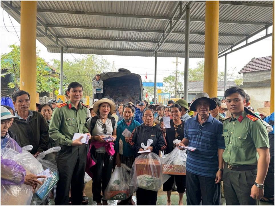 Công an tỉnh An Giang cùng các nhà hảo tâm tặng quà cho người dân vùng lũ TP Huế - Ảnh CACC