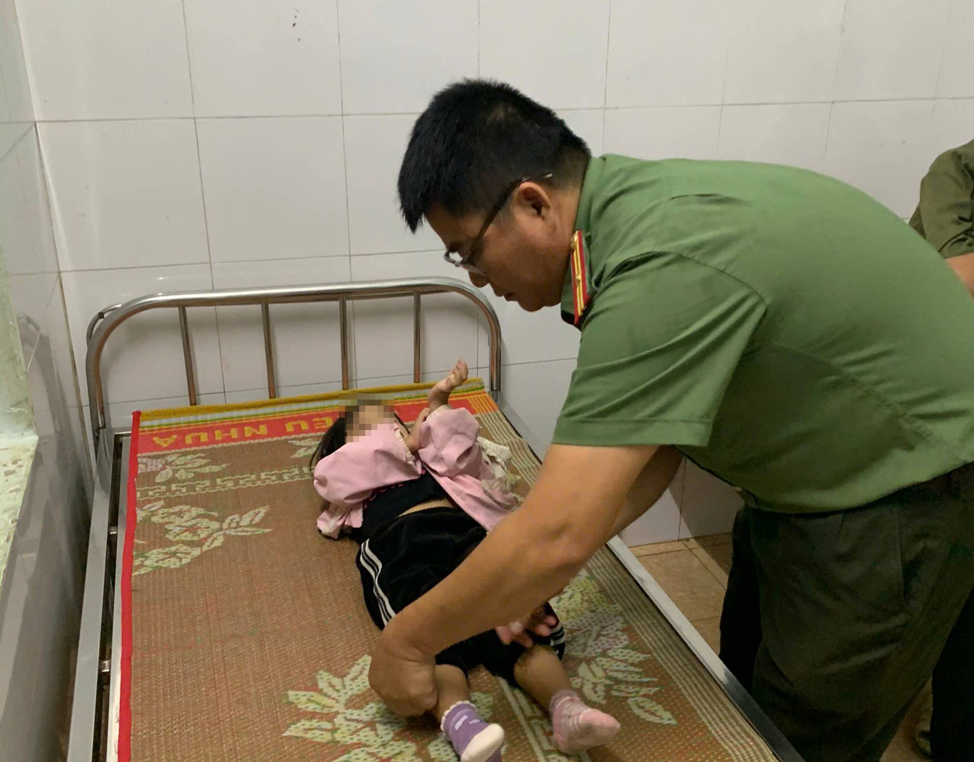 Lực lượng công an xã đưa cháu X. đến Trung tâm Y tế Sơn Hòa để cấp cứu - Ảnh: N.K. 