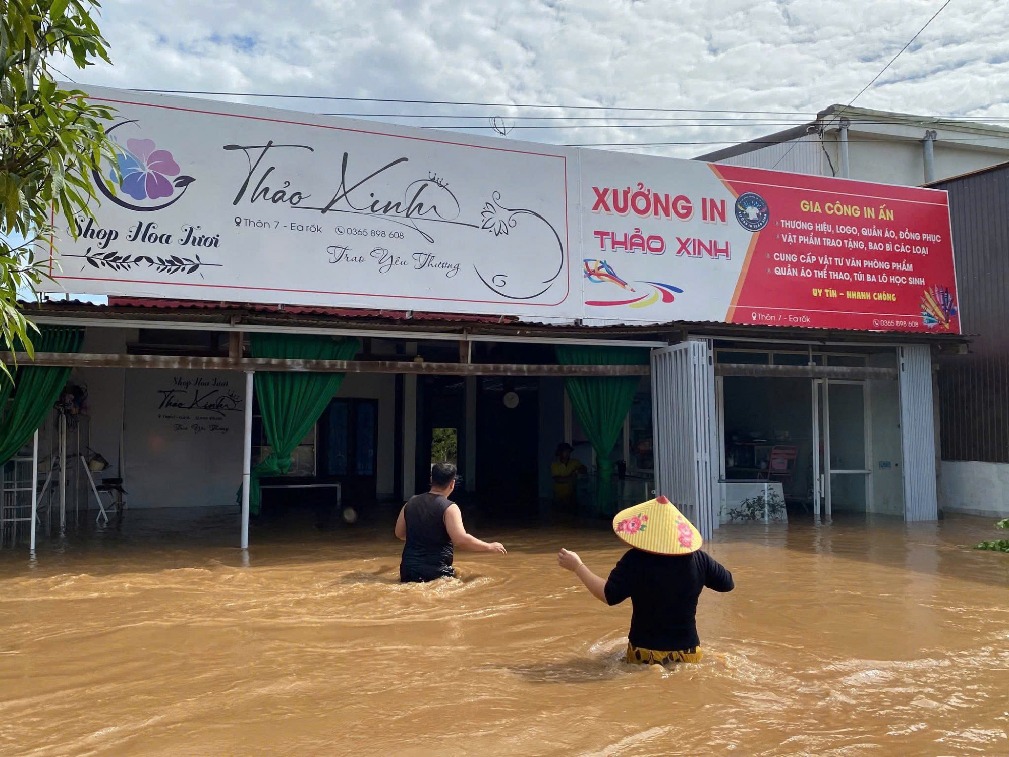 Nhiều nơi ở xã Ea Rốk vẫn ngập sâu trong nước lũ - Ảnh: H.V.