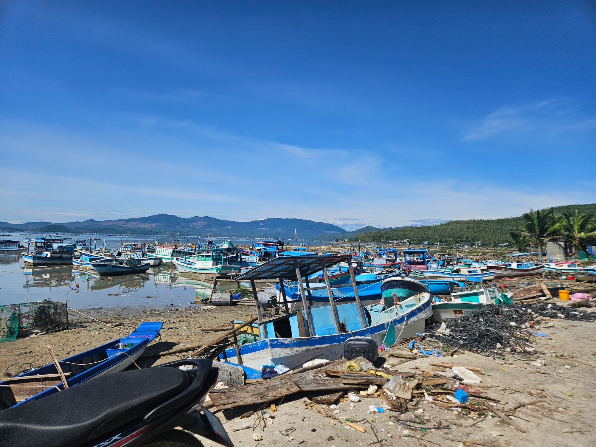 Hàng loạt ghe, tàu đánh cá của người dân bị hư hỏng, thiệt hại do bão gây ra - Ảnh: M.N.