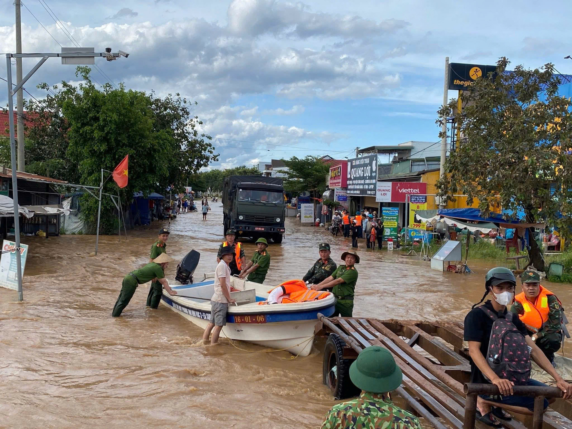 Lực lượng chức năng sử dụng các phương tiện để hỗ trợ người dân chạy lũ - Ảnh: H.V.