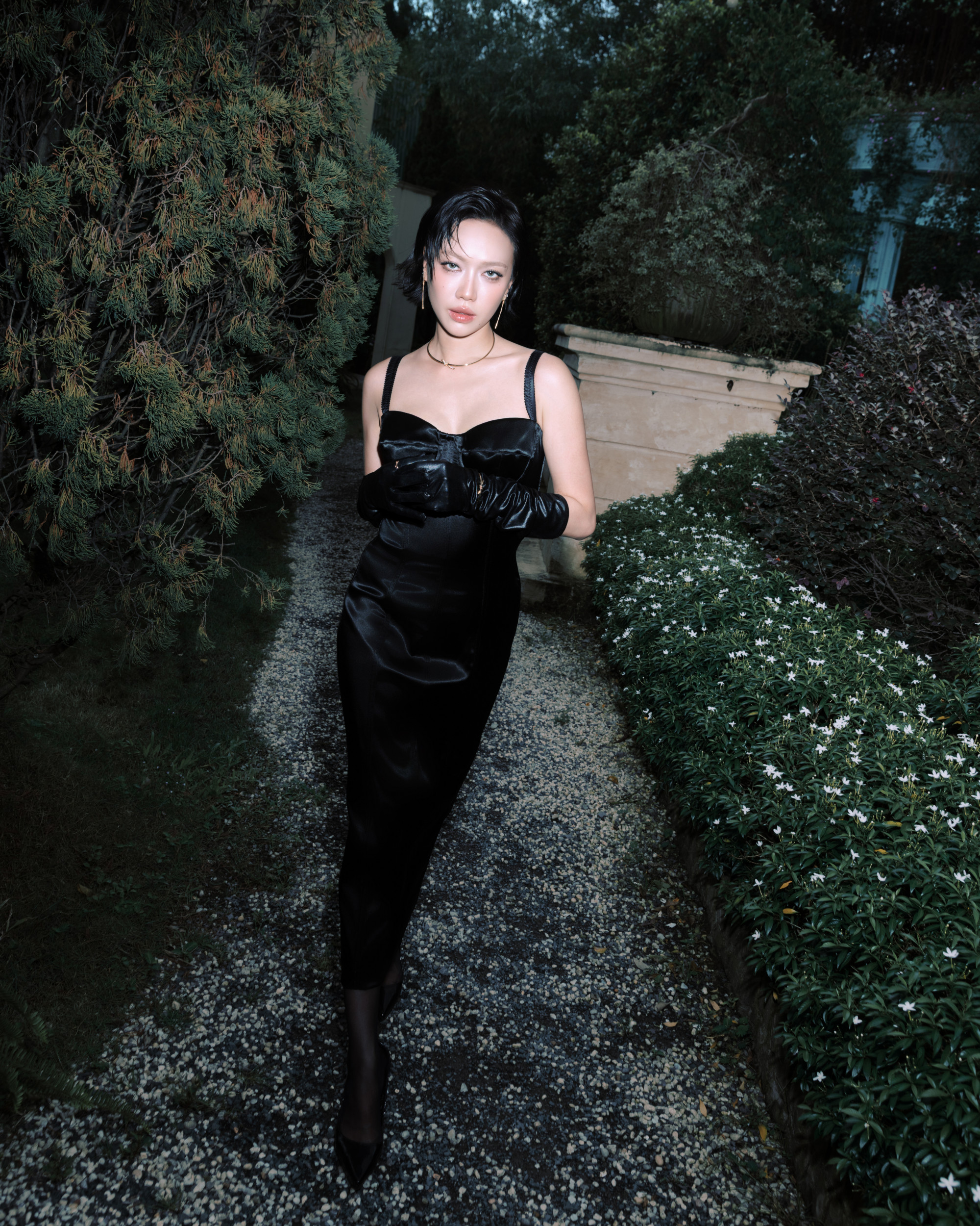 Không còn là nét hài hước, đáng yêu thường thấy, Diệu Nhi lột xác với phong thái quý cô thanh lịch, thể hiện rõ sự trưởng thành trong gu thời trang. Nữ diễn viên chọn chiếc đầm đen dáng corset ôm sát cơ thể, tôn đường cong tinh tế. Thiết kế cổ vuông cùng chất liệu satin bóng nhẹ giúp người đẹp vừa gợi cảm vừa giữ được vẻ thanh lịch. Đi kèm găng tay lụa dài màu đen, cô gợi nhắc phong cách của các minh tinh thập niên 1950.