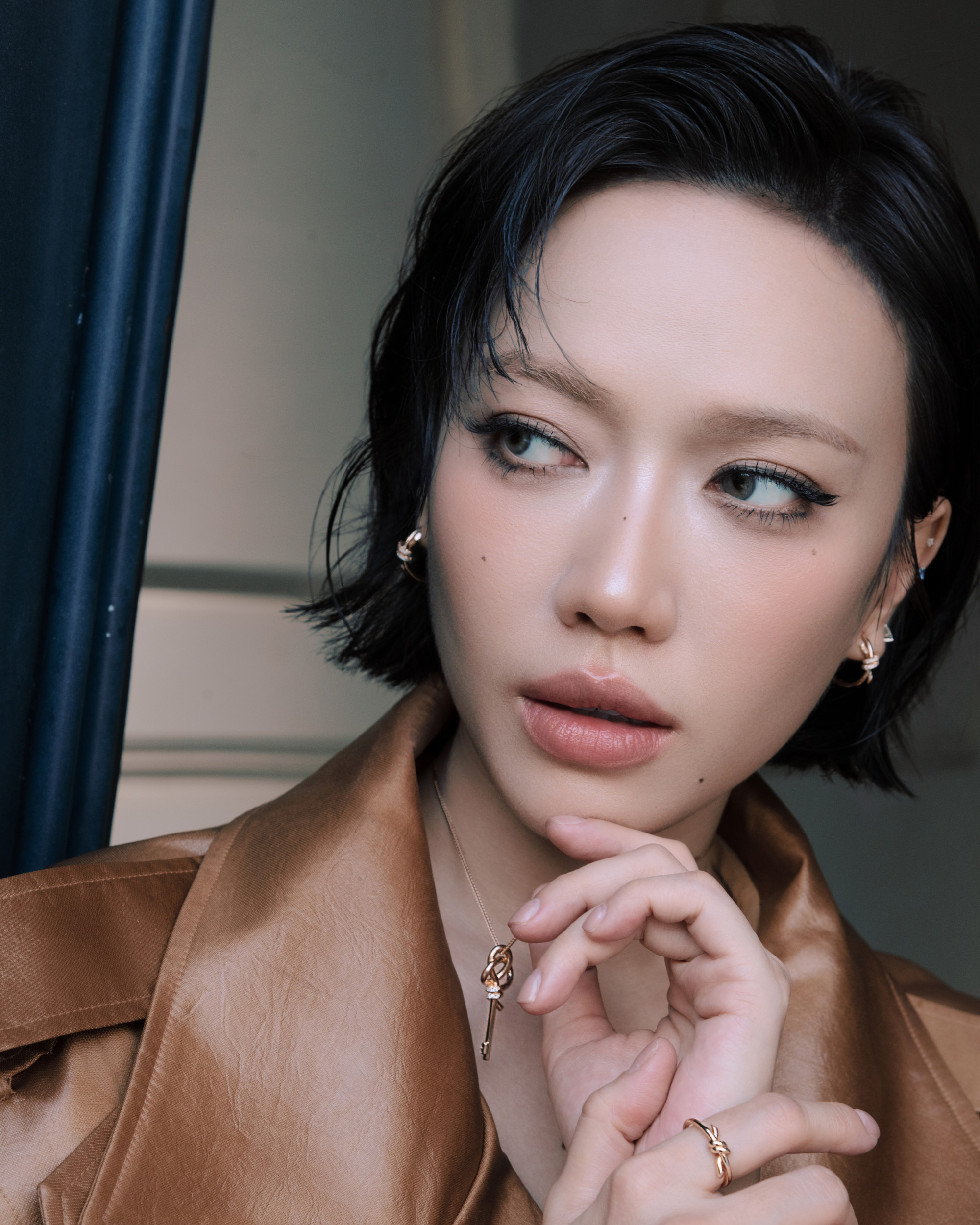 Phụ kiện vòng cổ mảnh mai, đôi khuyên tai, nhẫn và vòng tay đồng bộ không chỉ góp phần tôn lên phong cách quyến rũ mà còn làm nổi bật nét mềm mại, duyên dáng của nữ diễn viên.