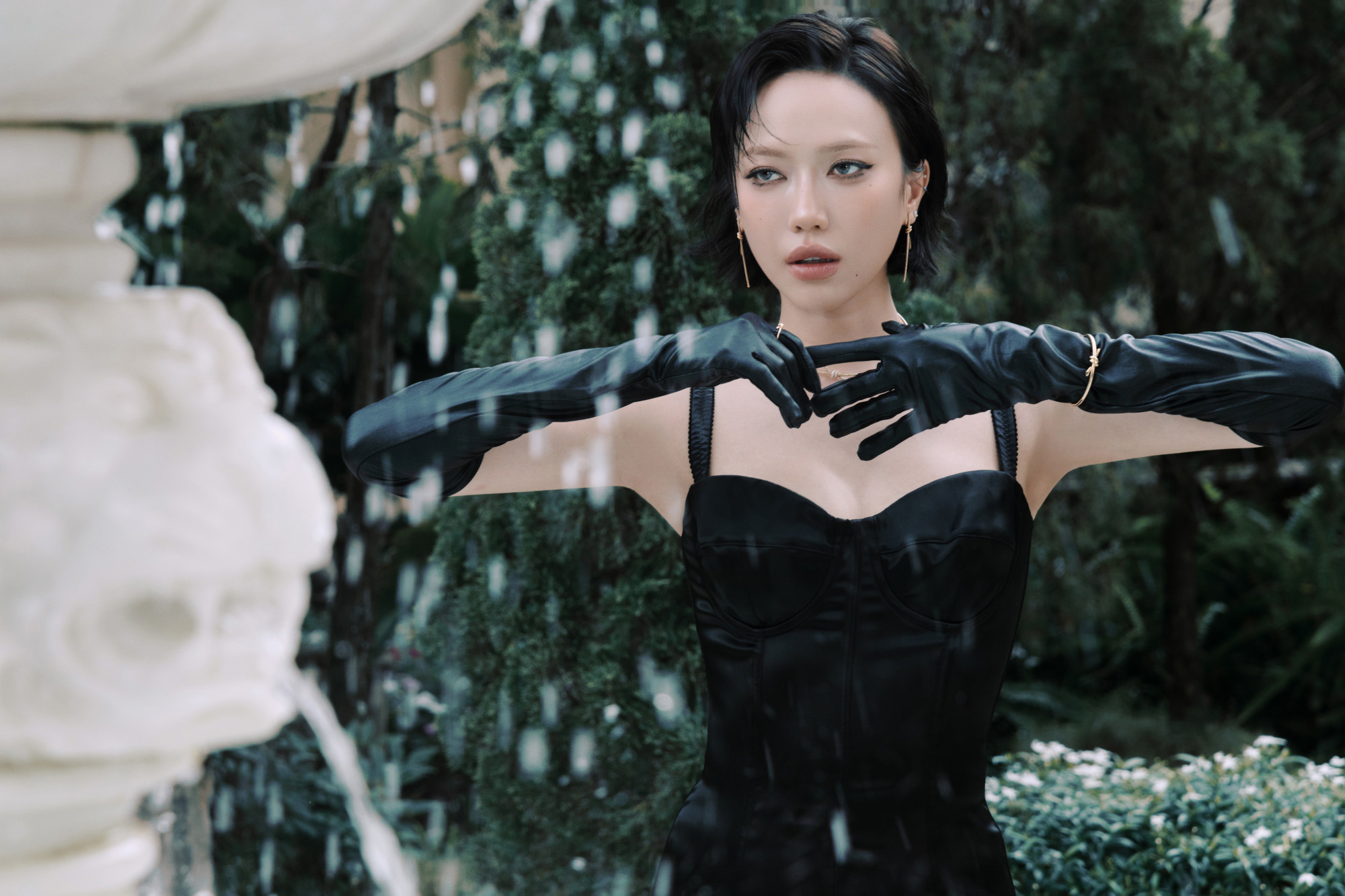 Điểm nhấn đặc biệt của otufit là cách Diệu Nhi sử dụng trang sức. Cô lựa chọn các thiết kế bằng vàng hồng: vòng cổ mặt chìa khóa, khuyên tai, nhẫn và vòng tay đồng bộ, tạo nên sự hài hòa tinh tế.