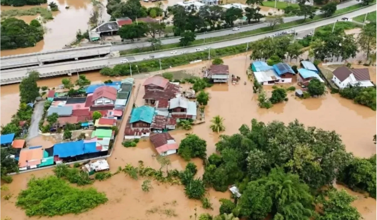 Tình trạng lũ lụt tại tỉnh Phetchabun, Thái Lan, ngày 1/10 - Ảnh: Bangkok Post