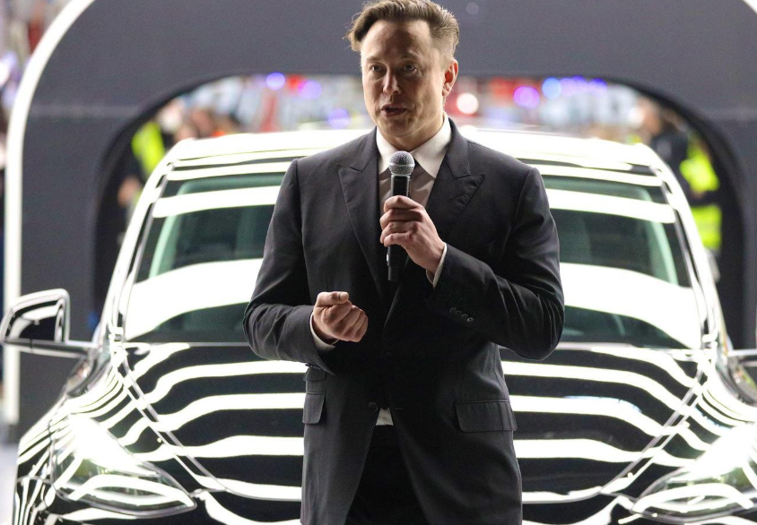 Để nhận lương 1.000 tỷ USD, ông Musk phải giúp Tesla đạt hàng loạt mục tiêu đầy tham vọng như sản xuất 20 triệu xe điện, triển khai 1 triệu taxi tự hành và bán 1 triệu robot trong thập kỷ tới, cùng lợi nhuận cốt lõi lên tới 400 tỷ USD.