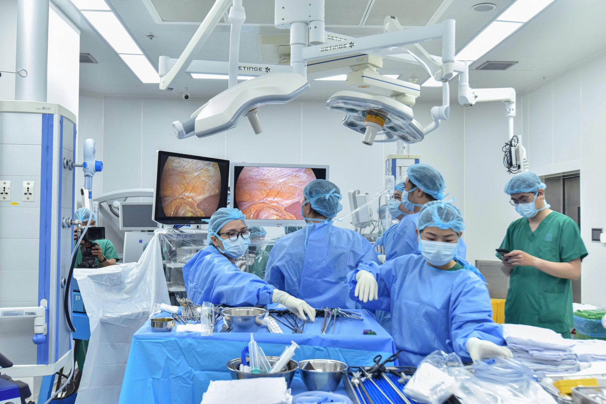 Ê-kíp bác sĩ Bệnh viện Quân y 175 đang mổ nội soi trong hiến, ghép tạng tại hội nghị, ảnh BVCC