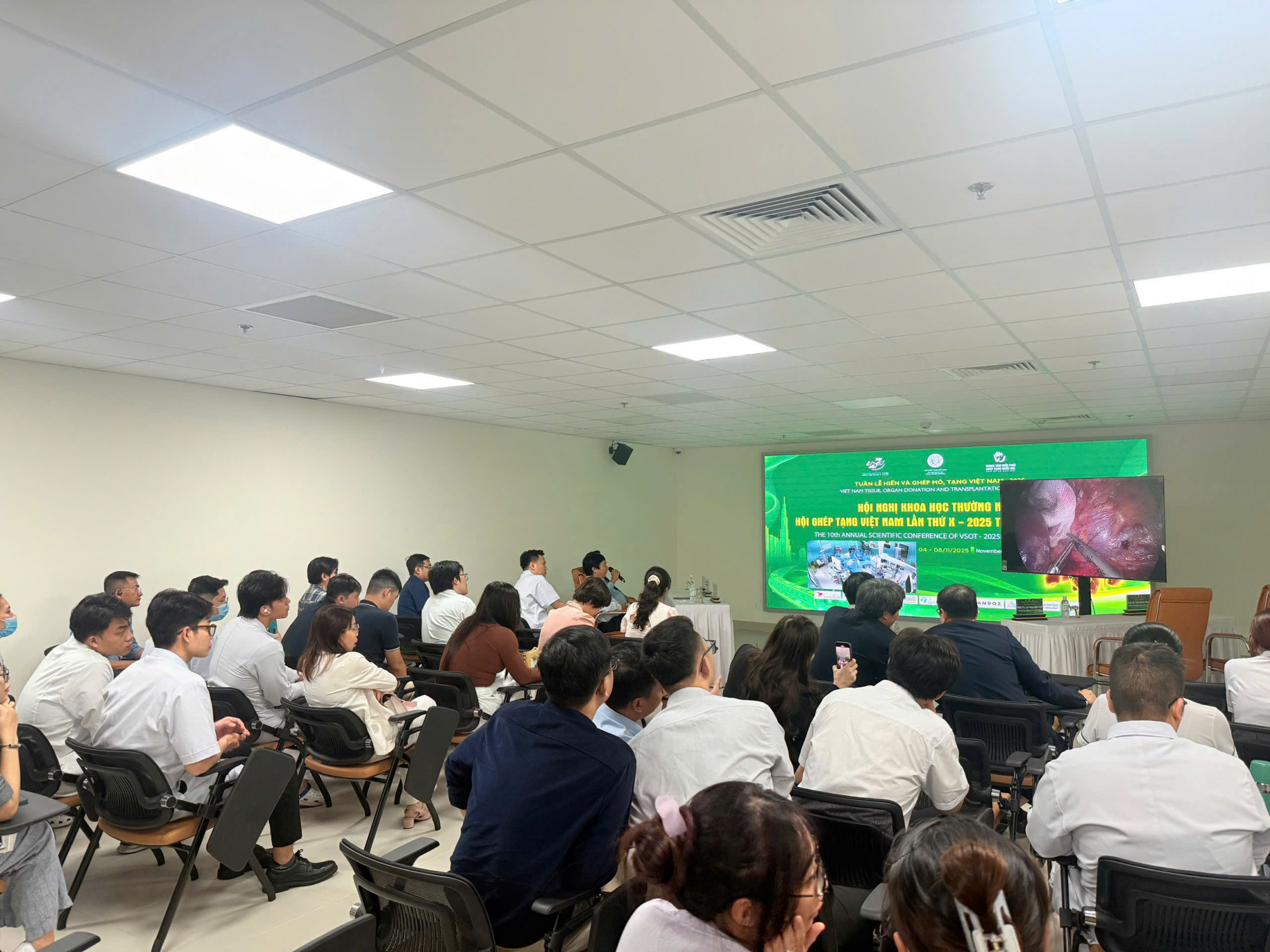 Các chuyên gia, bác sĩ bên ngoài theo dõi cuộc phẫu thuật, ảnh BVCC