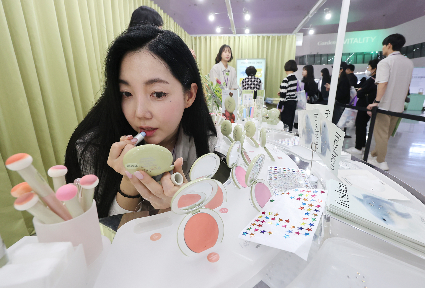 Nhân viên giới thiệu sản phẩm tại sự kiện Kurly Beauty Festa 2025 được tổ chức tại Dongdaemun Design Plaza ở trung tâm Seoul vào ngày 30/10 - Ảnh: YONHAP