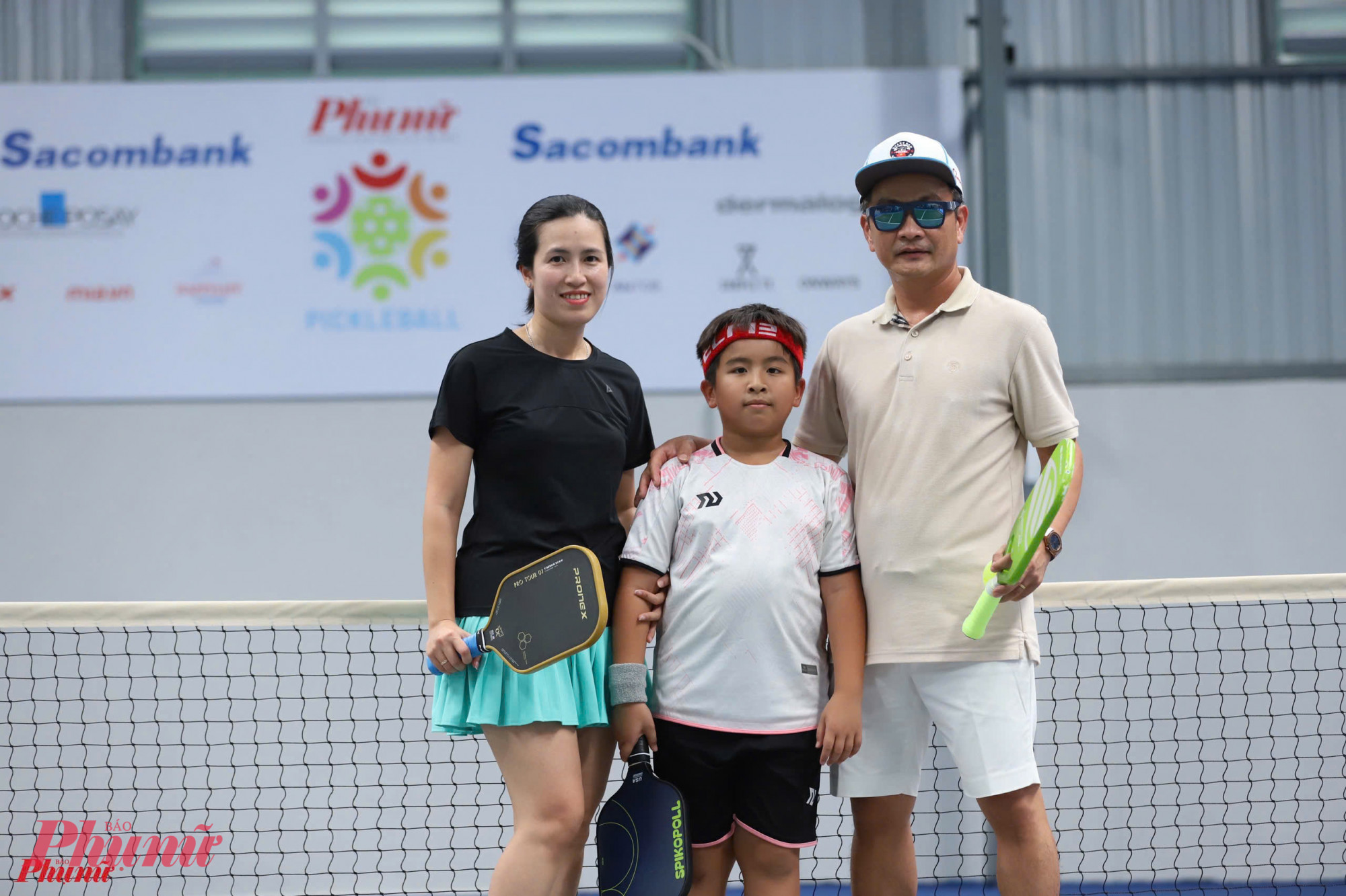 Cả gia đình cùng ra sân thi đấu trong là hình ảnh rất dễ thương tại giải đấu của Báo Phụ nữ