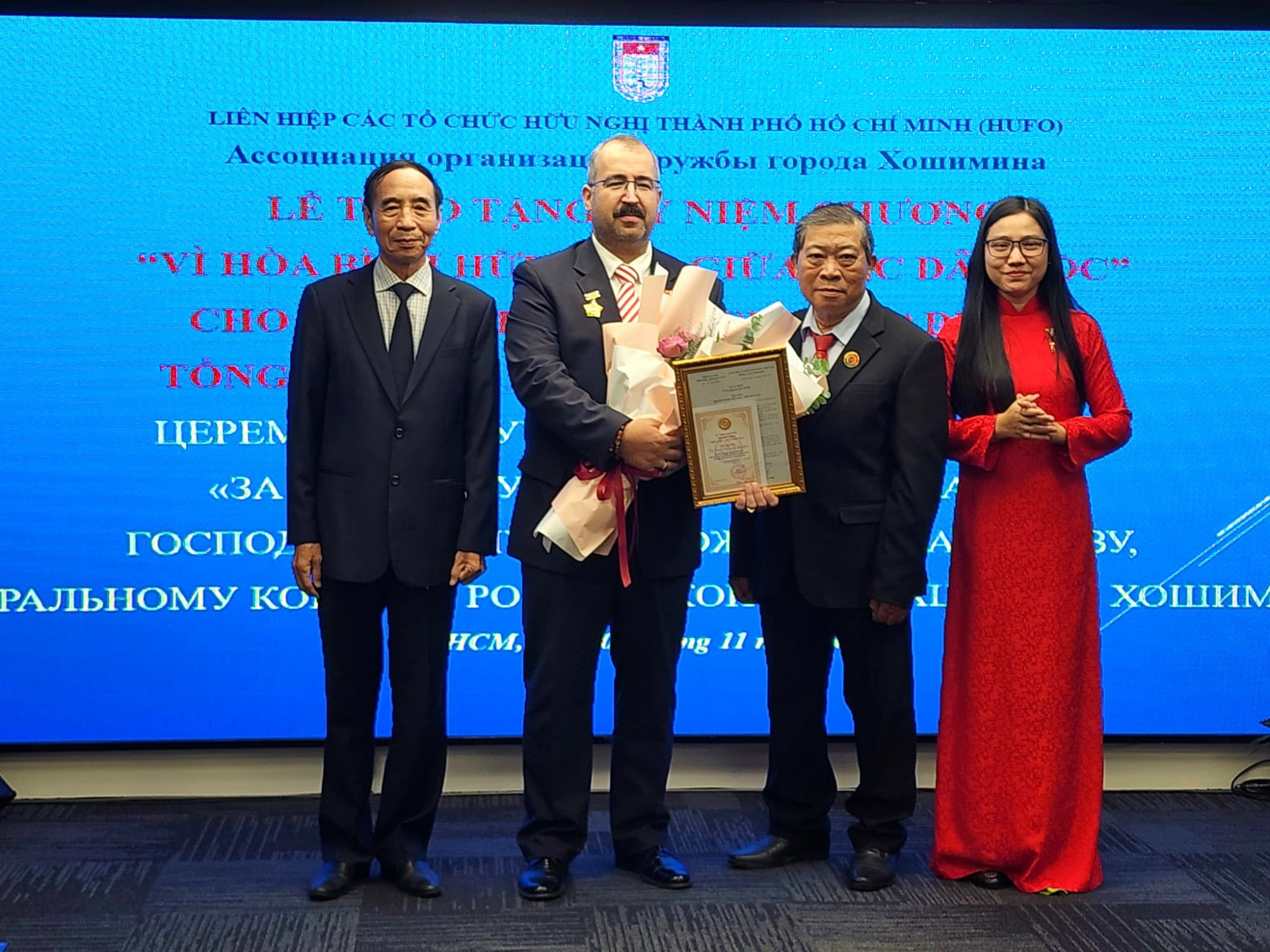 Lãnh đạo Liên hiệp các tổ chức Hữu nghị TPHCM và Hội hữu nghị Việt Nam - Nga trao tặng kỷ niệm chương cho ông Timur Sirozhevich Sadyov – Tổng Lãnh sự Liên bang Nga tại TPHCM. Từ trái sang: ông Phạm Thư -  Phó Chủ tịch Trung ương Hội Hữu nghị Việt Nam - Liên Bang Nga (phụ trách khi vực phía Nam), ông Timur Sirozhevich Sadyov – Tổng Lãnh sự Liên bang Nga tại TPHCM,  ông Hoàng Minh Nhân – Chủ tịch Hội Hữu nghị Việt Nam – Nga TPHCM và bà Hà Thanh - Chủ tịch Liên hiệp các tổ chức hữu nghị TPHCM 