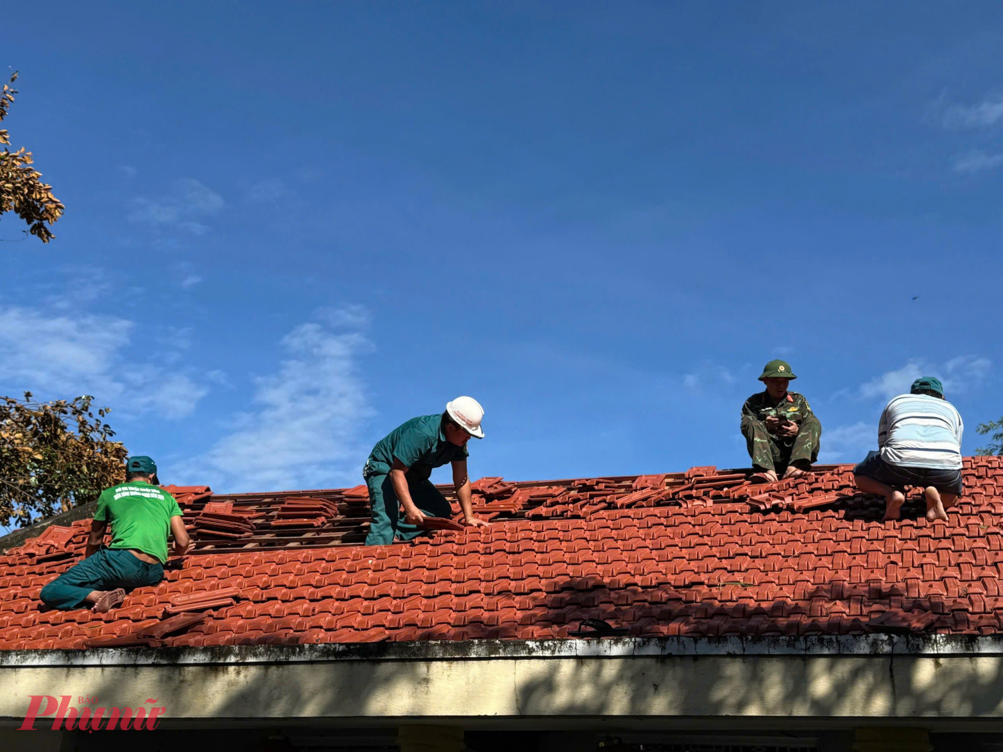 Nhiều nhà dân bị lốc xoáy cuốn bay mái nhà, các lực lượng phường Bàn Thạch hỗ trợ nhân dân dọn dẹp và lợp lại ngói.