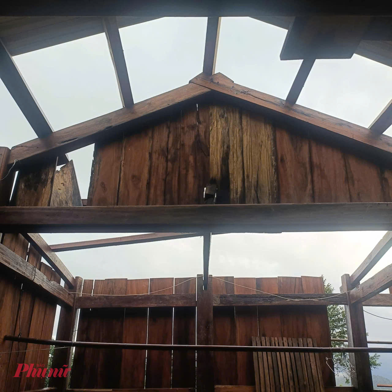 Nhiều nhà dân ở xã Trà Linh bị lốc xoáy cuốn bay mái.