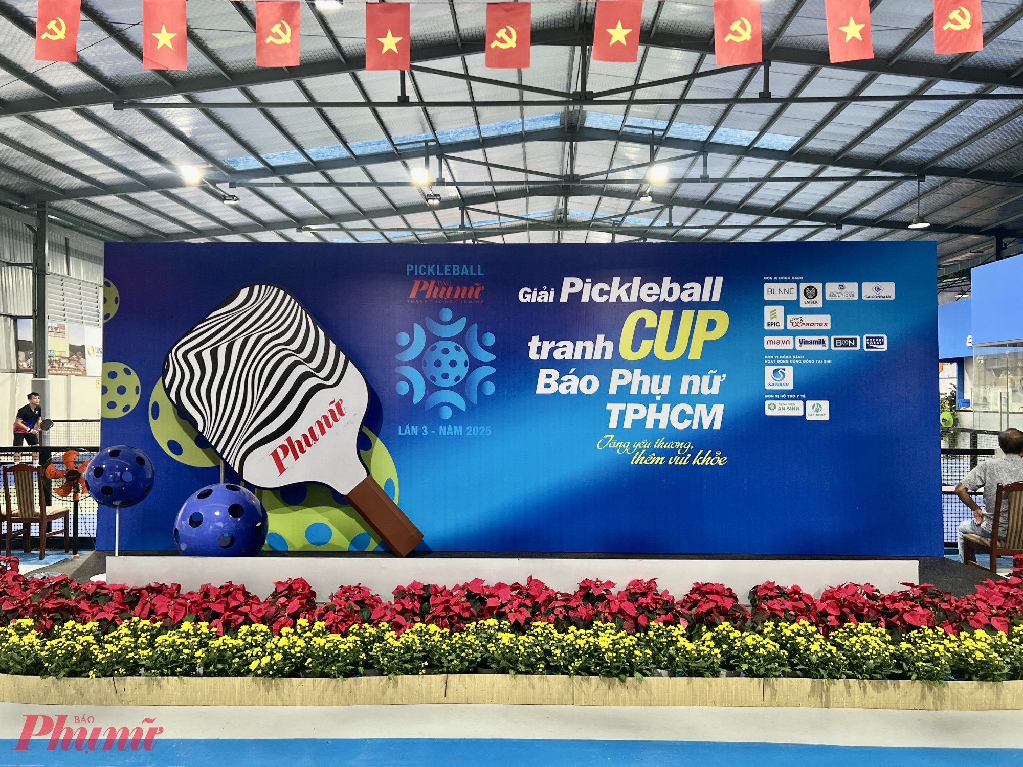 Sân khấu chính diễn ra Lễ khai mạc Giải Pickleball báo Phụ nữ TPHCM lần thứ 3, năm 2025.