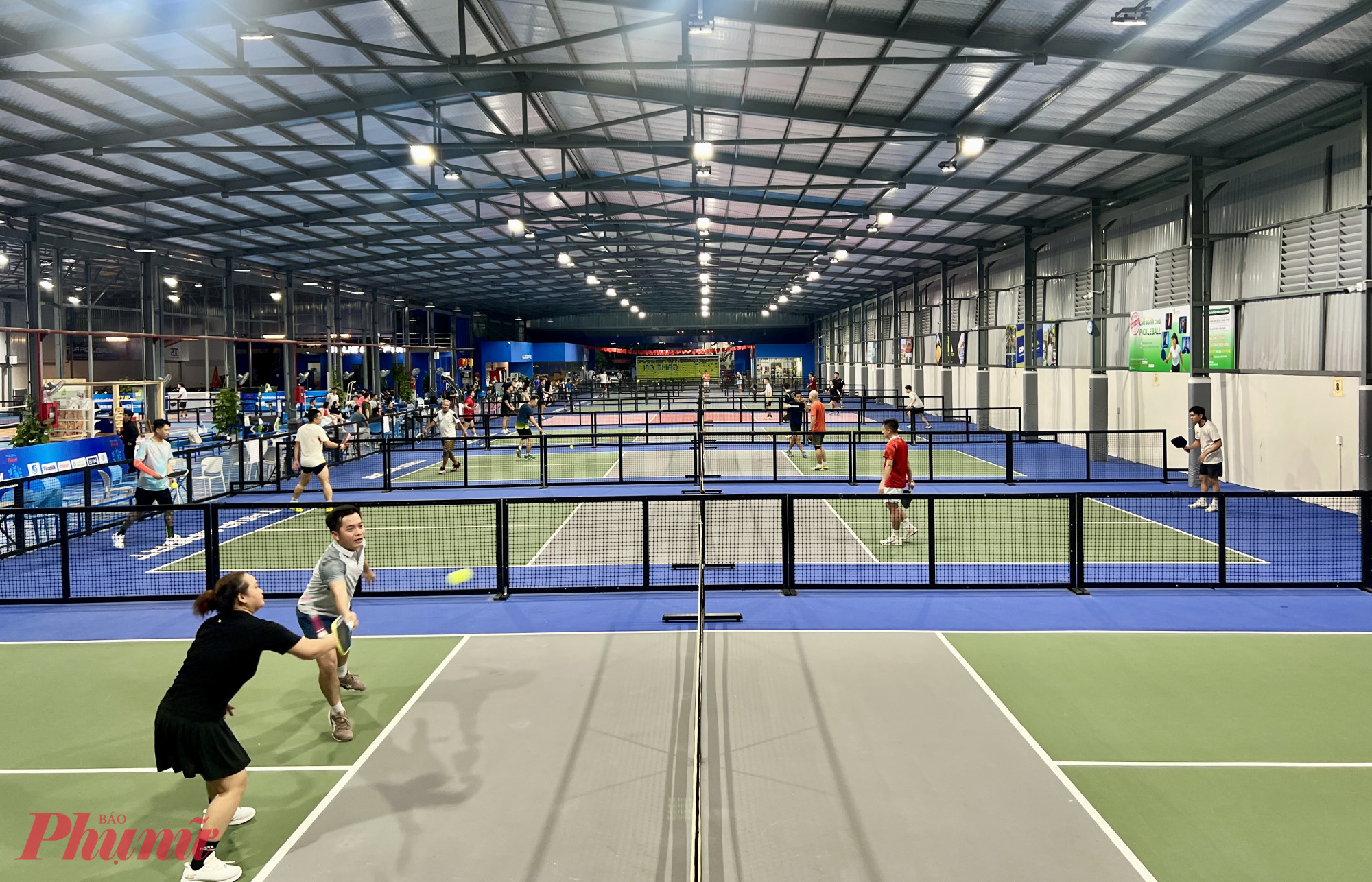 Bên trong khu vực thi đấu của các vận động viên Giải Picleball báo Phụ nữ TPHCM lần thứ 2, năm 2025.
