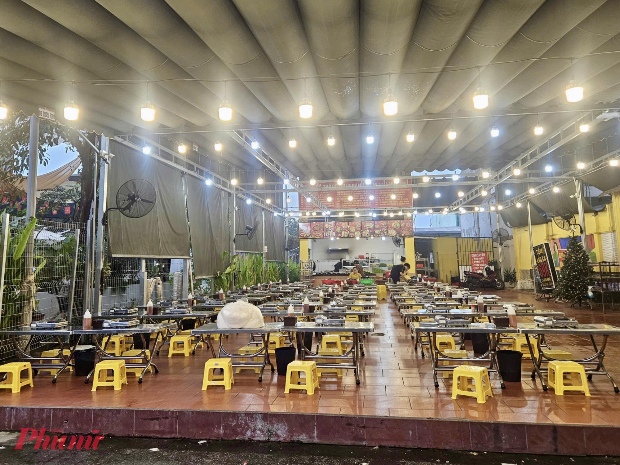 Chuỗi “Lẩu 69K” liên tục mở rộng quy mô, hiện đã có hàng chục cửa hàng tại TPHCM, mỗi quán đều có sức chứa lớn, thu hút đông thực khách. Theo các chuyên gia, thị trường F&B, đặc biệt ở phân khúc bình dân, đang cạnh tranh gay gắt. Tuy nhiên, mức giá quá rẻ của nhiều món ăn, thức uống đặt ra lo ngại về chất lượng nguyên liệu, quy trình chế biến và bảo quản. Người tiêu dùng được khuyến cáo nên quan tâm đến nguồn gốc, an toàn thực phẩm và uy tín thương hiệu thay vì chỉ chú trọng giá rẻ.