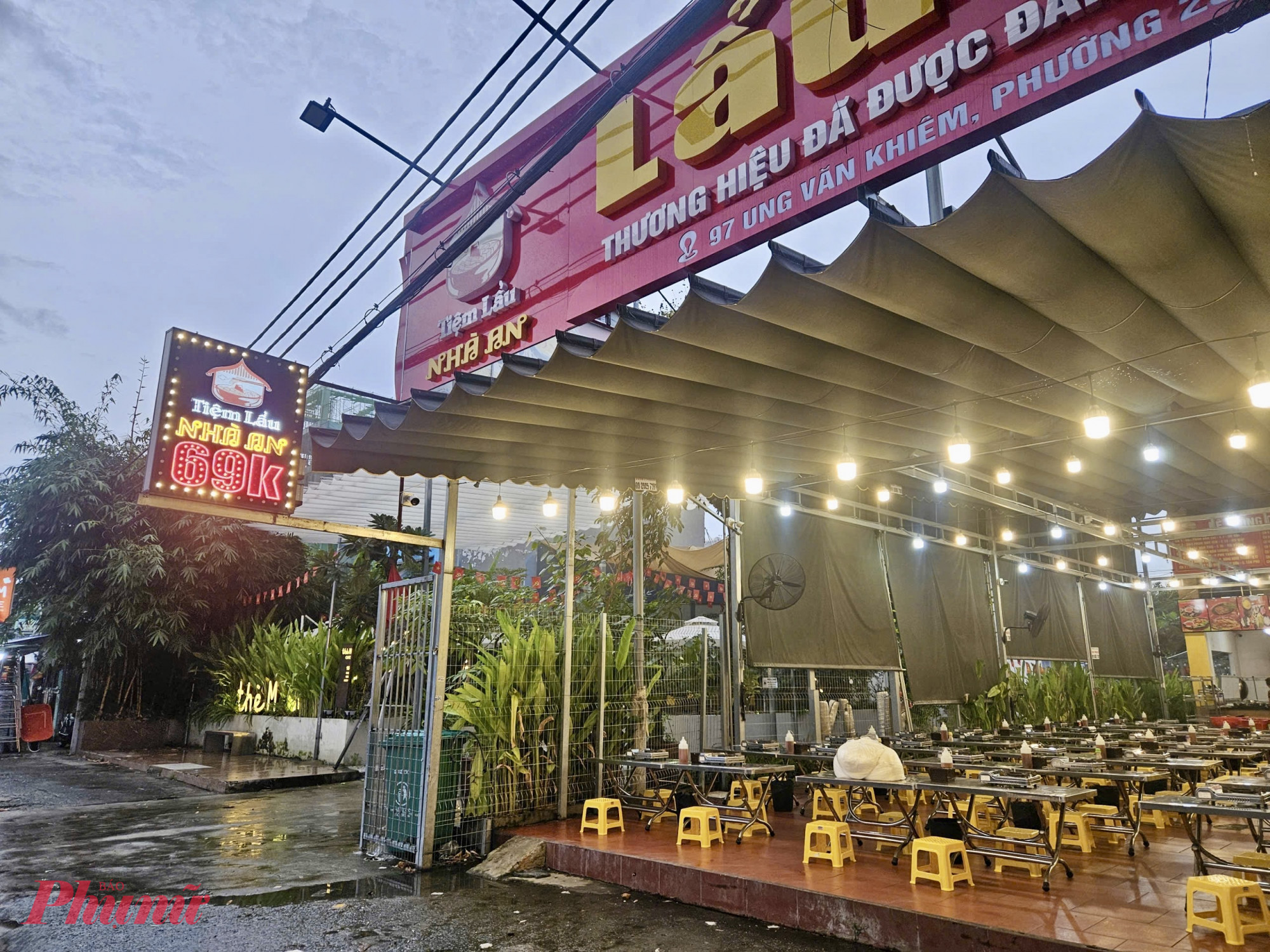 Không chỉ trà sữa giá rẻ gây chú ý, nhiều quán ăn, chuỗi cửa hàng tại TPHCM cũng đang kinh doanh với mức giá “siêu rẻ” khiến nhiều người tiêu dùng không khỏi băn khoăn. Từ lẩu cá 69.000 đồng, lẩu bò 100.000 đồng đến buffet chay 35.000 đồng… mức giá thấp bất ngờ này khiến dư luận đặt câu hỏi về chất lượng và nguồn gốc nguyên liệu của các món ăn.