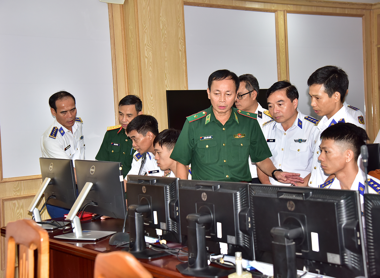 Thiếu tướng Hoàng Hữu Chiến – Phó Tư lệnh, Tham mưu trưởng Bộ đội Biên phòng kiểm tra công tác phòng, chống IUU - Ảnh CSB4 cung cấp