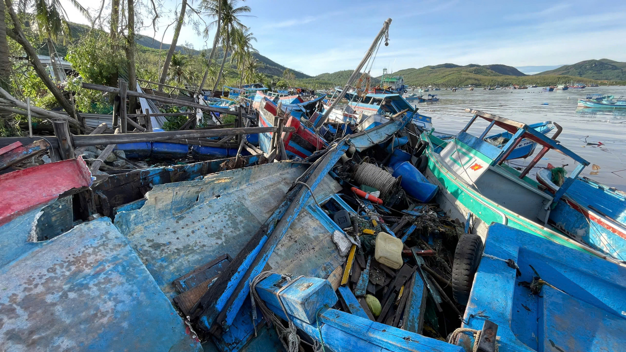 Còn tại phường Xuân Đài, hàng trăm ghe tàu đã về neo đậu vào bờ để tránh bão. Thế nhưng, nước dâng cao, sức gió rất mạnh đã khiến hàng trăm ghe tàu va đập và chồng chất lên nhau và bị hư hỏng nặng.