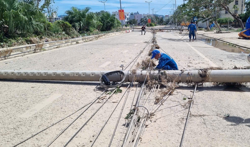Hiện, nhiều khu vực tại phường Sông Cầu vẫn đang ngắt điện. Các nhân viên điện lực vẫn đang nỗ lực khắc phục hậu quả sau bão - Ảnh: B.X.