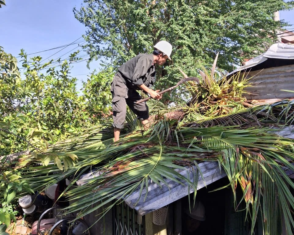 Các lực lượng chức năng vẫn đang nỗ lực hỗ trợ người dân khắc phục hậu quả sau bão số 13 - Ảnh: CACC.