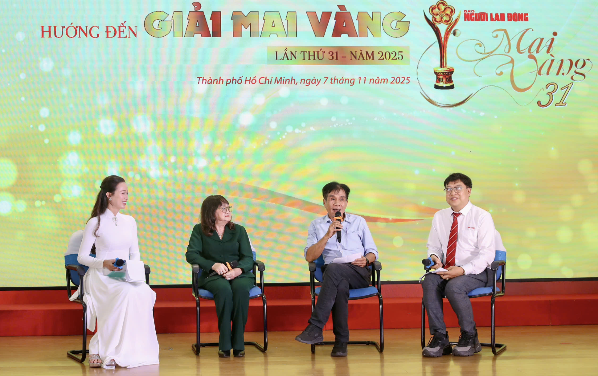 Nhà thơ Lê Minh Quốc (thứ ba từ trái sang) và nghệ sĩ Trang Bích Liễu (thứ hai từ trái sang) 