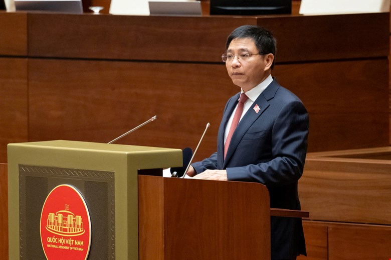 Bộ trưởng Bộ Tài chính Nguyễn Văn Thắng trình bày tờ trình - ảnh: QH