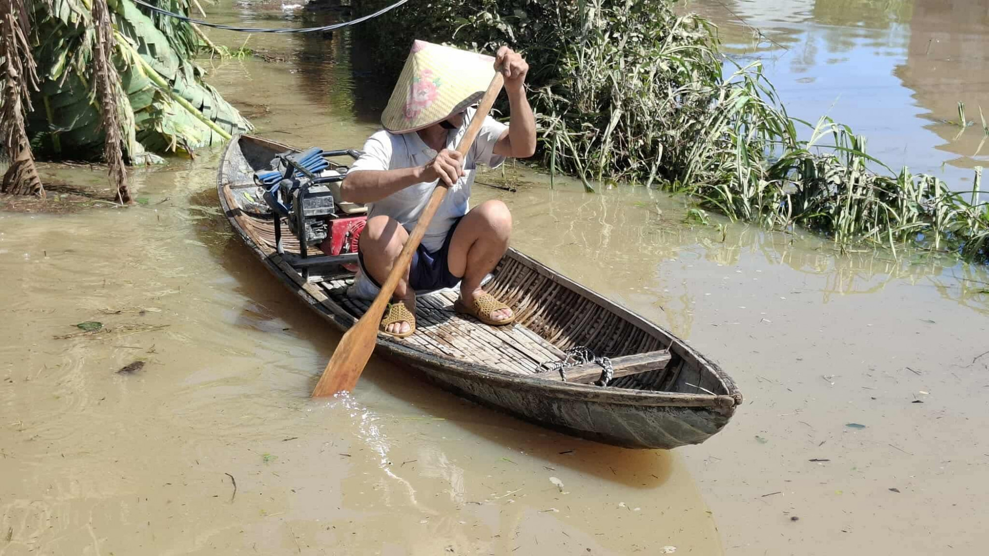 Ruộng đồng giờ đây chỉ còn là màn nước, người dân phải dùng ghe xuồng để di chuyển khi cần thiết