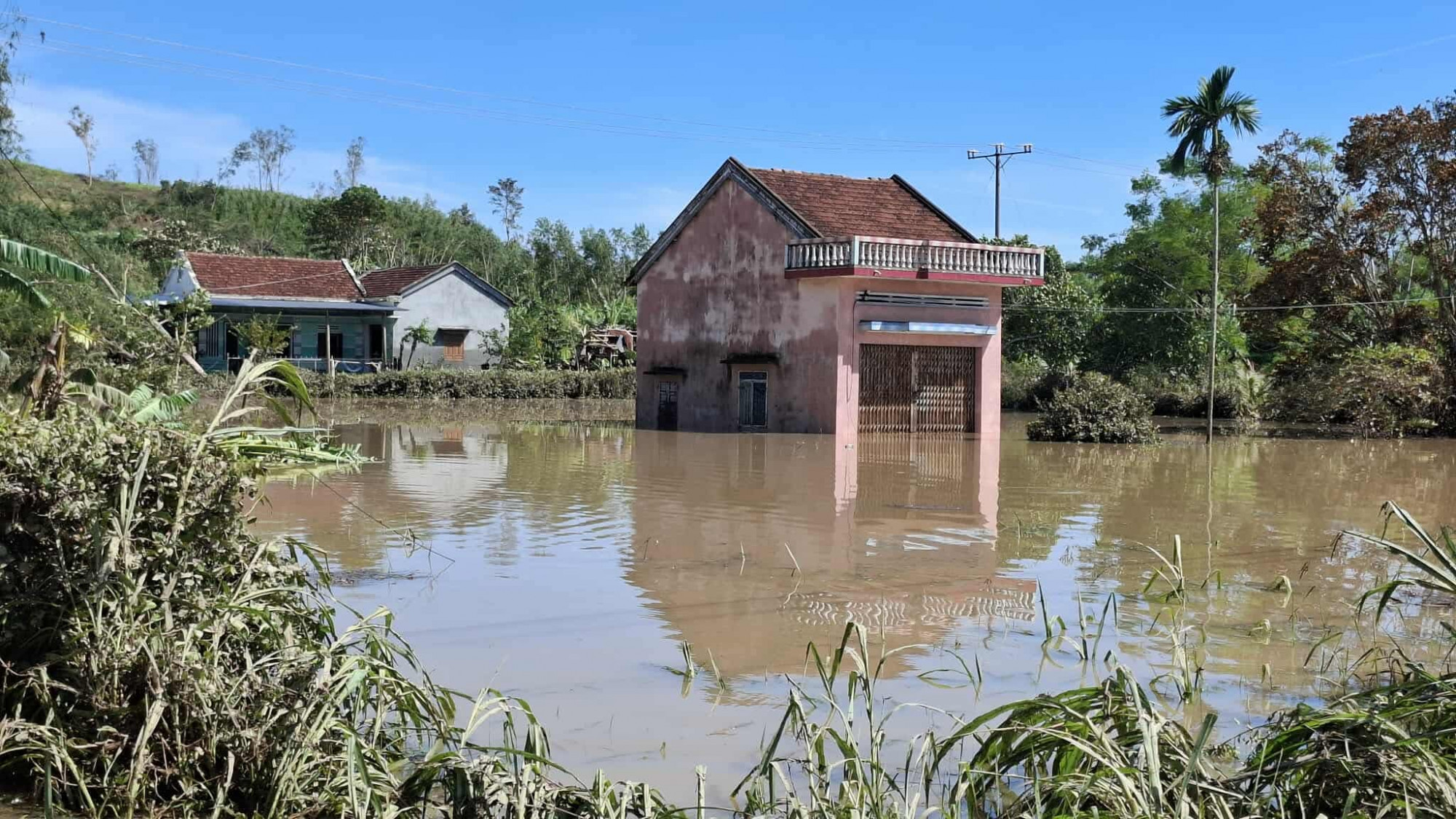 Những ngôi nhà chìm một nửa trong biển nước ở xã Xuân Phước. Hiện xã Xuân Phước cũng đang bị cô lập hoàn toàn bởi lũ.