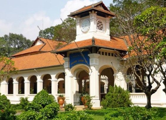 Trường chuyên Lê Hồng Phong là một địa chỉ nổi bật nằm trên phường Chợ Quán 