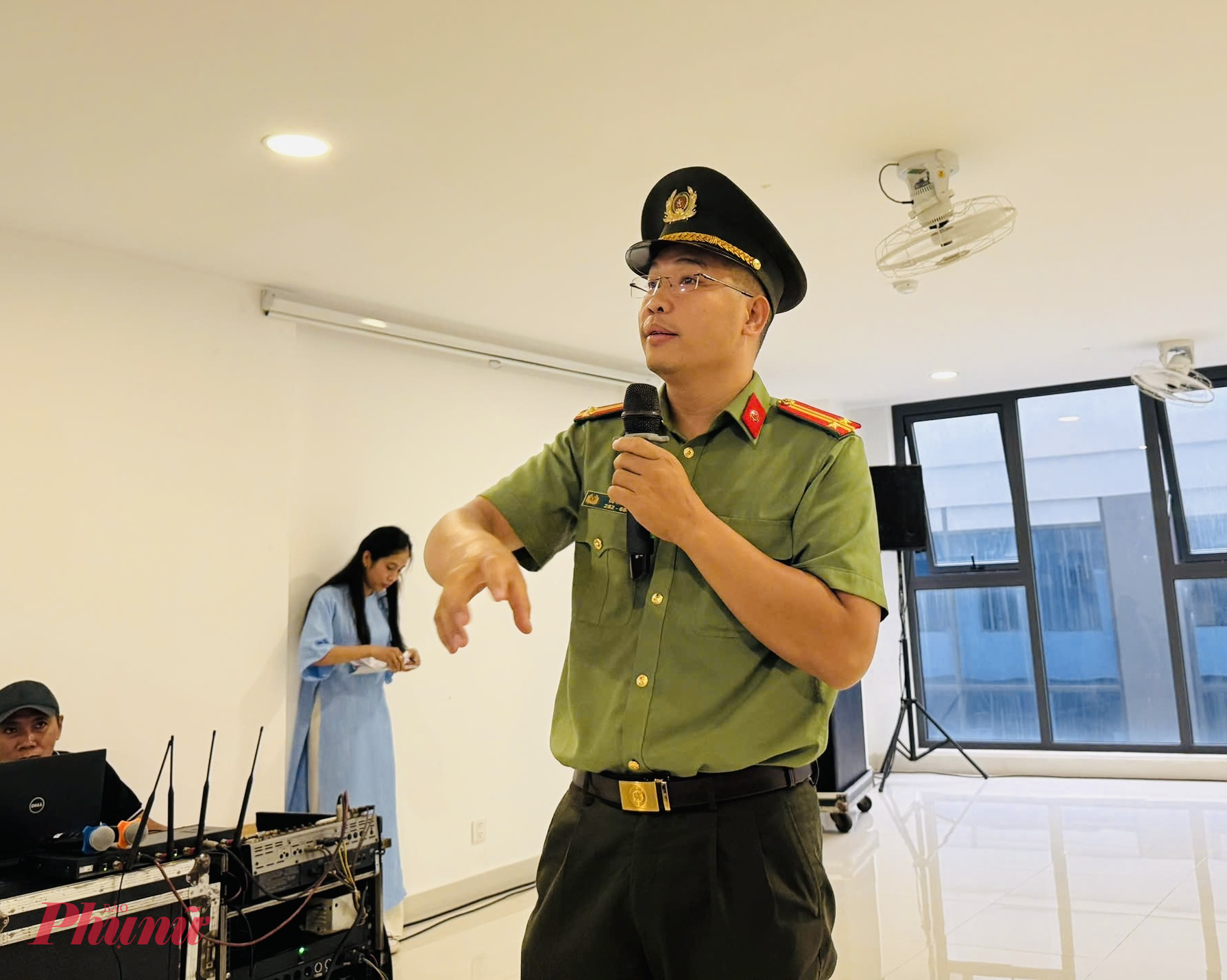  Trung tá Đỗ Tấn Tài -  Cán bộ Công an TPHCM – tuyên truyền về tác hại của ma túy, phòng chống tội phạm và phòng cháy chữa cháy đến cán bộ, hội viên, đoàn viên công đoàn, thanh niên