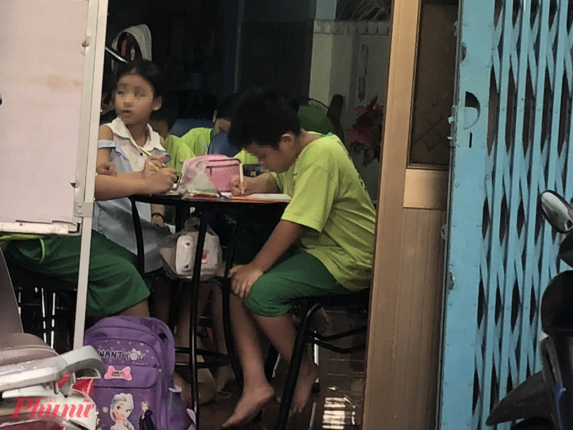 Nhiều học sinh dù đã học 2 buổi/ngày nhưng vẫn tiếp tục học thêm vào buổi tối - Ảnh: N.L