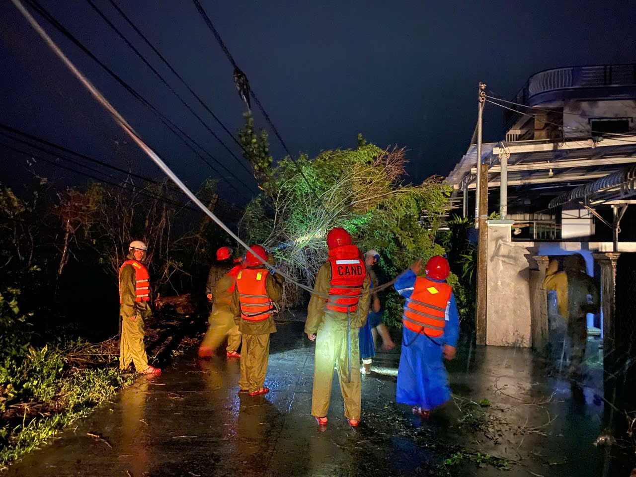  những người chiến sĩ công an “trắng đêm giữa bão” thêm một lần nữa cho thấy tinh thần trách nhiệm, sự tận tụy vì bình yên và an toàn của nhân dân.