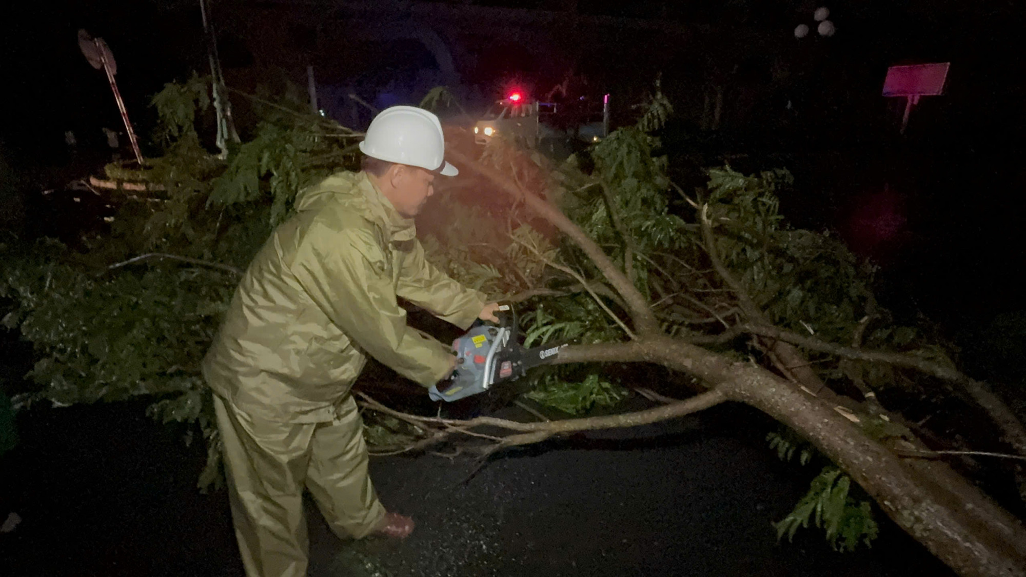 Dù  chưa thể thống kê đầy đủ thiệt hại, nhưng khu vực Sông Cầu, Xuân Đài, Xuân Thọ…đang chịu ảnh hưởng rất nặng nề do gió bão. 