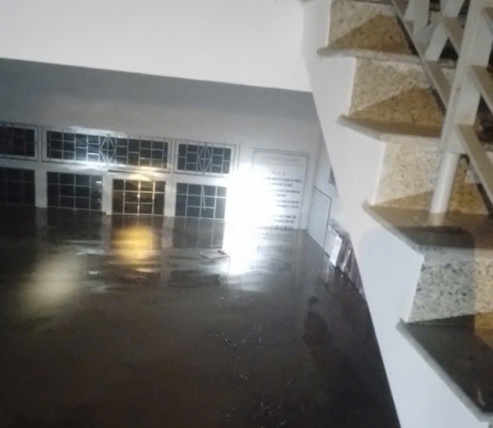  Trong đêm, trụ sở HĐND xã  Phú Mỡ nước ngập, dâng cao hơn 2m - Ảnh: M.N.