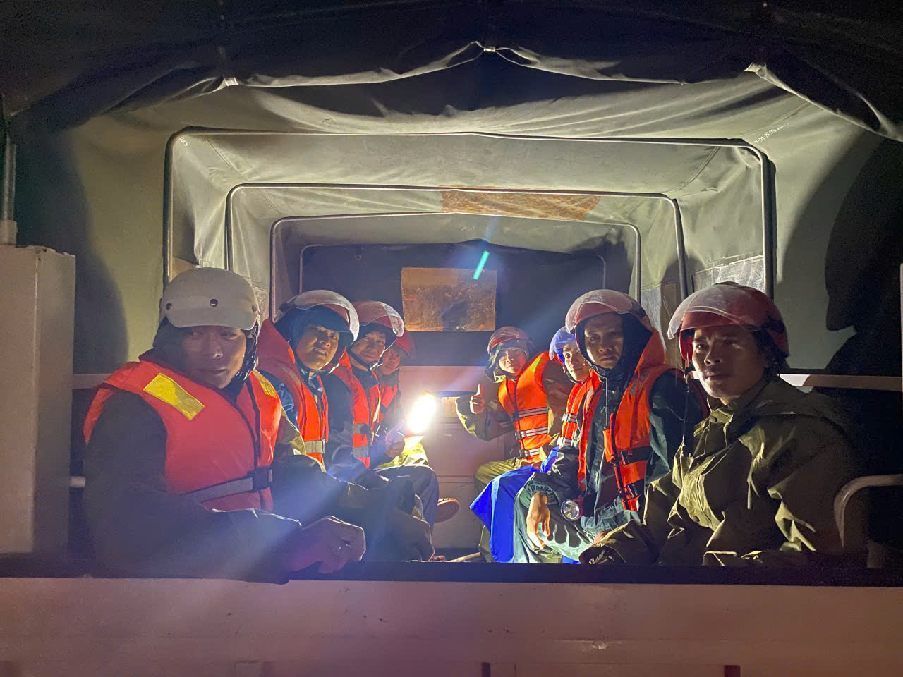 Sau khi nắm được vị trí các điểm kêu cứu, lực lượng chức năng tỉnh Đắk Lắk đã sẵn sàng lên đường đi ứng cứu ngay trong đêm nhằm đảm bảo an toàn tính mạng cho bà con.